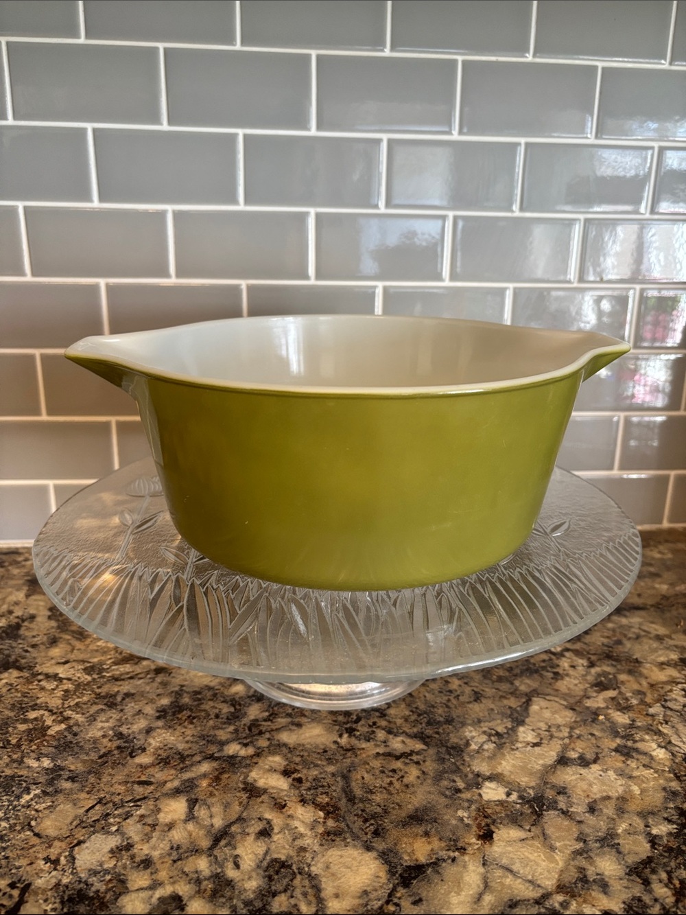 Vintage Pyrex 2 1/2 quart Green and White Casserole Dish, great condition